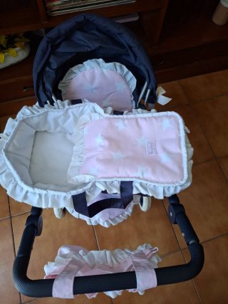 Cochecito de muñecas rosa con estrellas