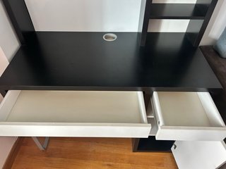 Escritorio con estantería