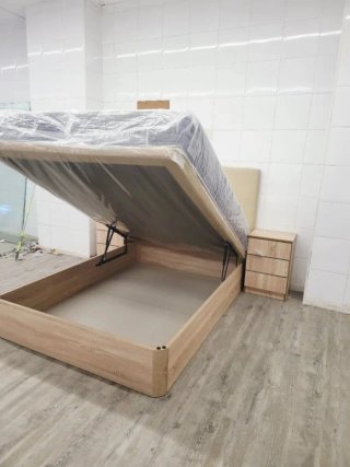 Letto a scomparsa con rivestimento in tessuto e legno