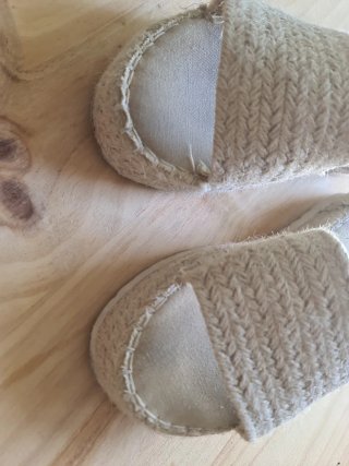 Sandalias planas beige y marrón