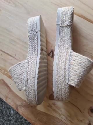 Sandalias planas beige y marrón