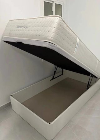 Letto con contenitore ribaltabile con materassi