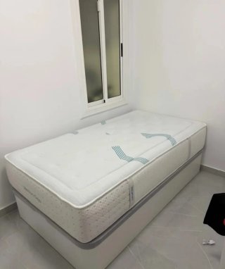 Letto con contenitore ribaltabile con materassi