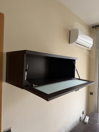 Mueble colgante de madera y cristal