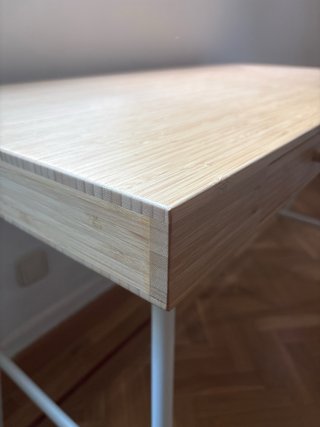 Scrivania in bambù con 3 cassetti. Lillasen