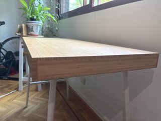 Scrivania in bambù con 3 cassetti. Lillasen