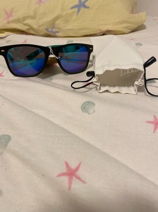 Gafas de sol negras y verdes