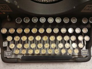 Máquina de escribir Hispano Olivetti M40
