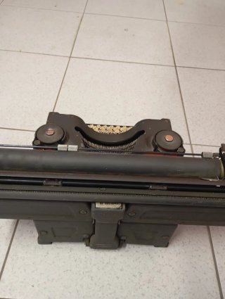Máquina de escribir Hispano Olivetti M40