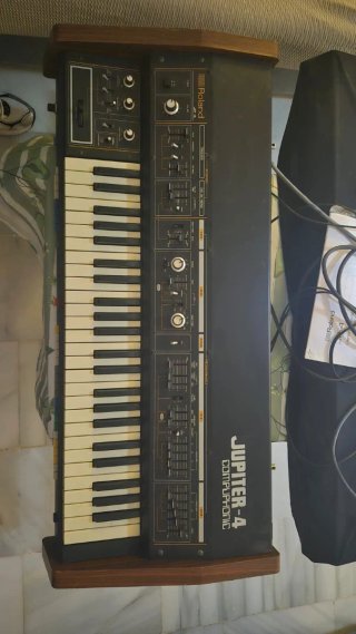 Roland Jupiter-4 Sintetizador