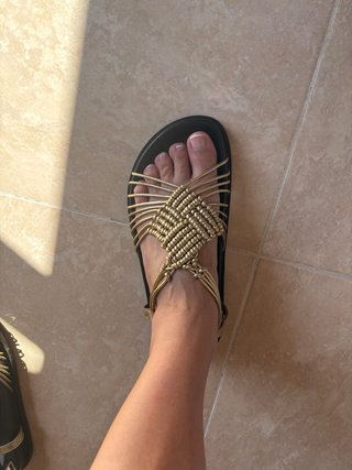 Sandalias Zara doradas y negras