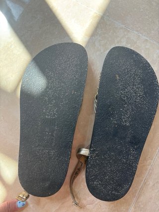 Sandalias Zara doradas y negras
