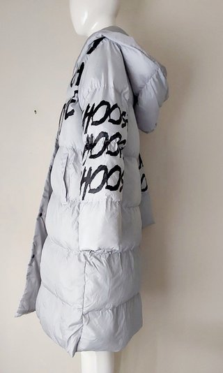 Abrigo plumífero gris con letras negras
