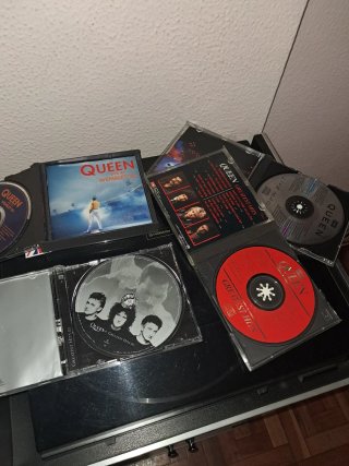 Lote 4 CDs Queen: Greatest Hits, Live Magic, Wembl