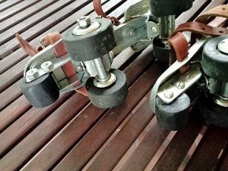 Patines de época con correas de cuero