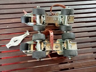 Patines de época con correas de cuero