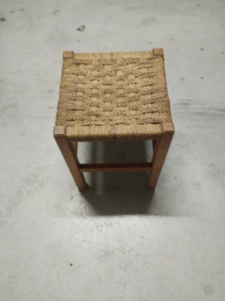 Taburete de madera y yute