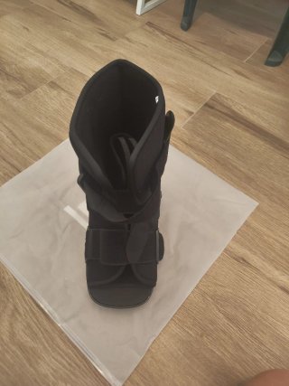 Bota ortopédica negra ajustable