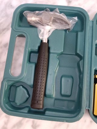 Maletín de herramientas con martillo y destornilla