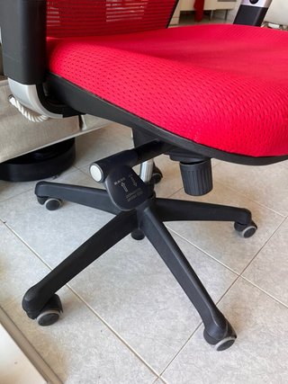 Silla de oficina ergonómica roja