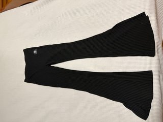Pantalón elástico acampanado negro