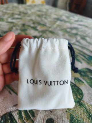Pendientes Louis Vuitton dorados y blancos