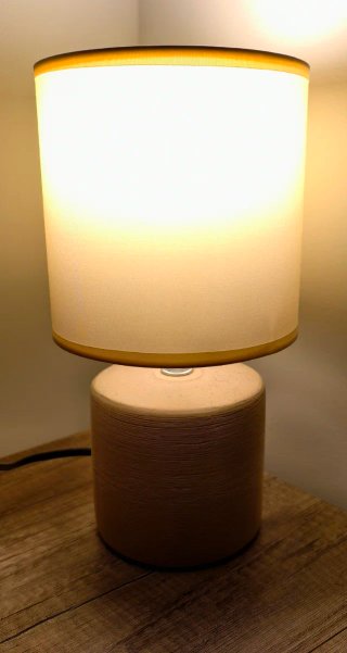 Lámpara de mesa beige.