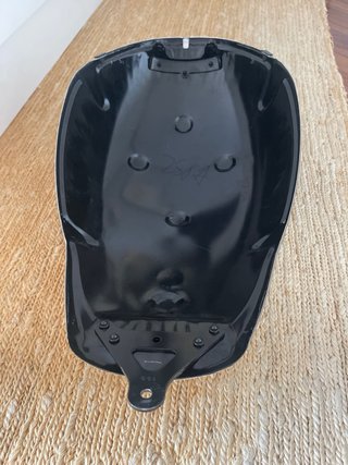 Cubre bateria de Harley Davidson V-Rod Plata