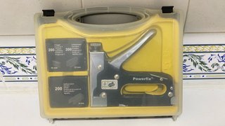 Grapadora manual Powerfix con grapas