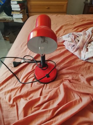 Lámpara de mesa roja y blanca