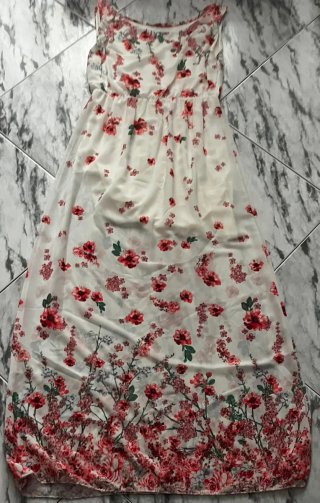 Vestido largo blanco floral.