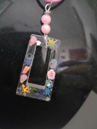 Collana con ciondolo rettangolare decorato