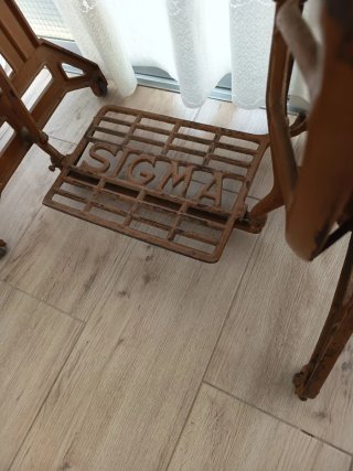 Máquina de coser antigua de madera y metal