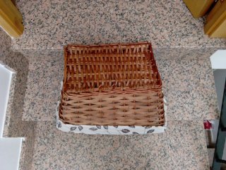 Cesta mimbre con tela hojas