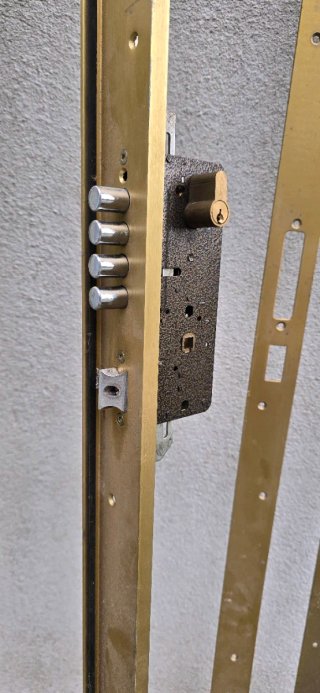 Cerradura y bisagra  puerta blindada 2 anclajes.