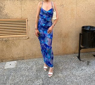 Vestido largo azul volantes y espalda descubierta