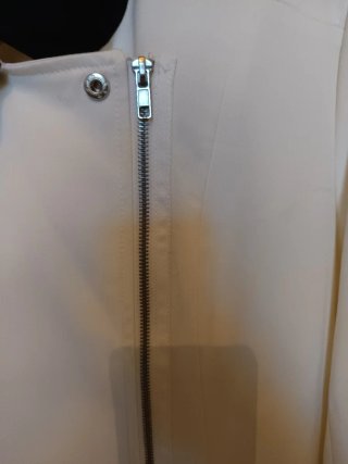 Soprabito elegante bianco con dettagli neri