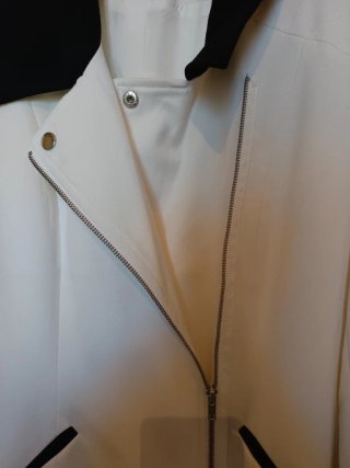Soprabito elegante bianco con dettagli neri