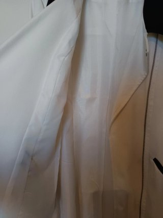 Soprabito elegante bianco con dettagli neri