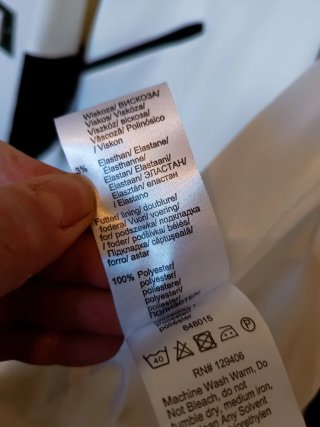 Soprabito elegante bianco con dettagli neri