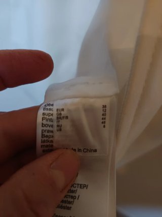 Soprabito elegante bianco con dettagli neri