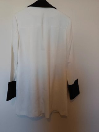 Soprabito elegante bianco con dettagli neri