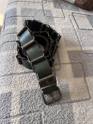 Cinturón verde con detalles metálicos
