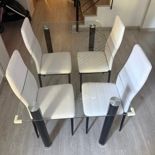 Mesa cristal y 4 sillas polipiel blancas