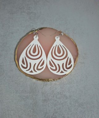 Pendientes blancos con diseño calado