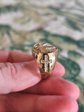 Anillo dorado con morivo marihuana