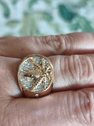 Anillo dorado con morivo marihuana