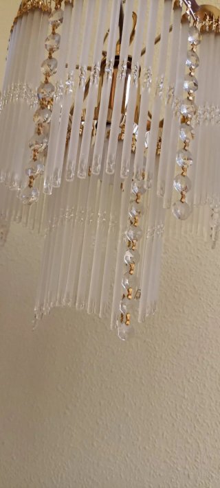 Lámparas de cristal y metal doradas