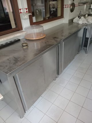 Tavolo armadiato in acciaio inox