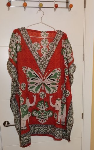 Poncho estampado mariposa y elefantes